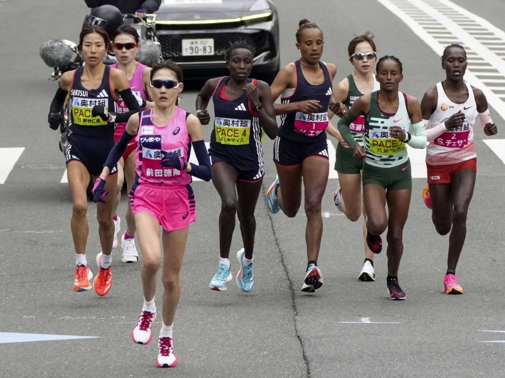 Honami Maeda (front) takes part in the Osaka Women's Marathon on Sunday.