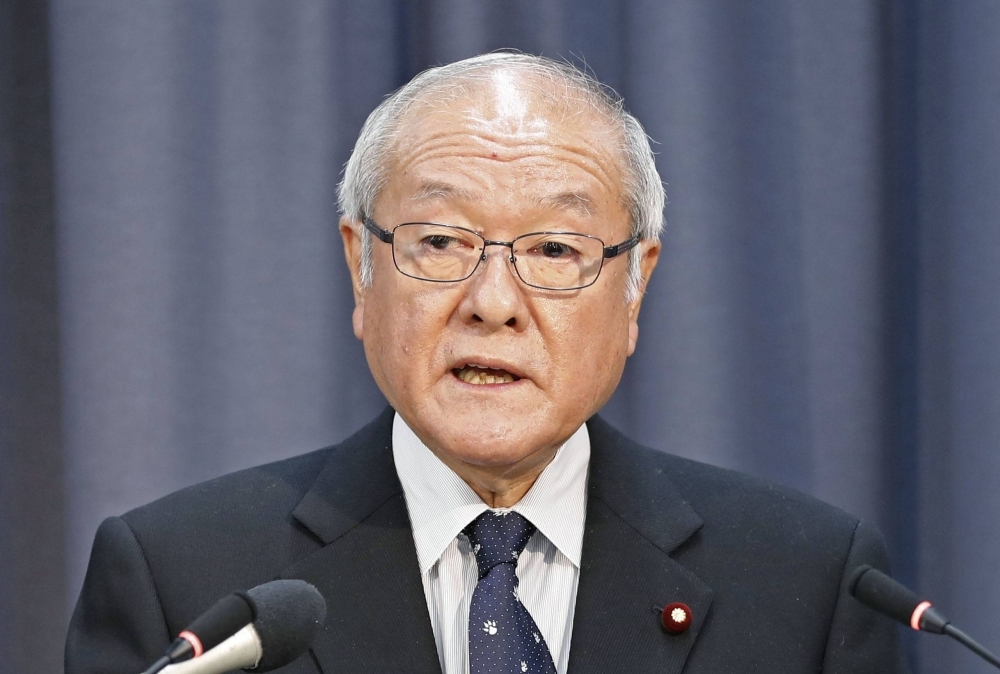 Finance Minister Shunichi Suzuki gives a policy speech on Tuesday.