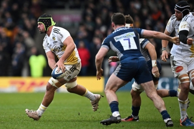 La Rochelle's Gregory Alldritt (left) runs with the ball during a match between Sale Sharks and Stade Rochelais (La Rochelle) in Salford, England, on Jan. 21. Alldritt will captain France for the upcoming Six Nations tournament.