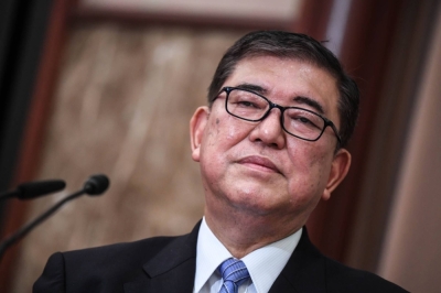 Shigeru Ishiba, a heavyweight in the ruling Liberal Democratic Party, says the Bank of Japan should immediately end its negative interest rate policy.