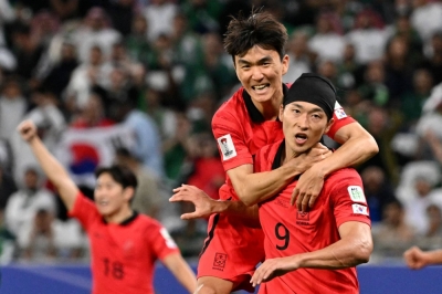 South Korean forward Cho Gue-sung (right) celebrates scoring his team's first goal during an Asian Cup match against Saudi Arabia in al-Rayyan, Qatar, on Tuesday.