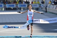 Kengo Suzuki crosses the finish line in the men's category race in the delayed 2021 Tokyo Marathon in March 2022. | Pool / via REUTERS
