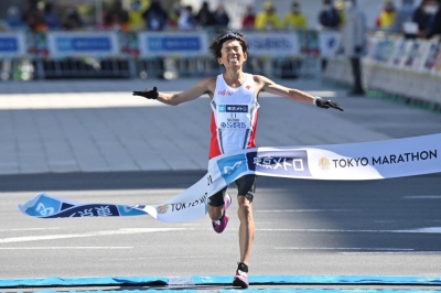 Kengo Suzuki crosses the finish line in the men's category race in the delayed 2021 Tokyo Marathon in March 2022.