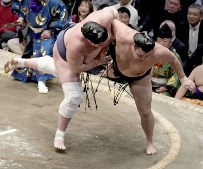 Terunofuji (left) defeats Kirishima at the Ryogoku Kokugikan in Tokyo on Saturday.