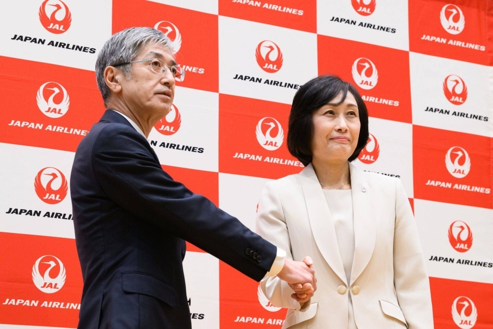 Mitsuko Tottori (right), incoming president of Japan Airlines, and Yuji Akasaka, outgoing president, during a news conference in Tokyo on Jan. 17