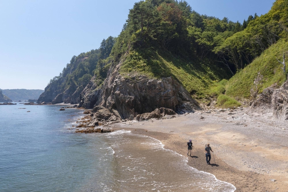 A photo shows a section of the Michinoku Coastal Trail in Miyako, Iwate Prefecture.