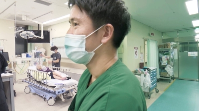 Takuro Adachi’s documentary “Sono Kodo ni Mimi wo Ateyo” follows doctors working in Aichi Prefecture’s busiest ER over nine months.