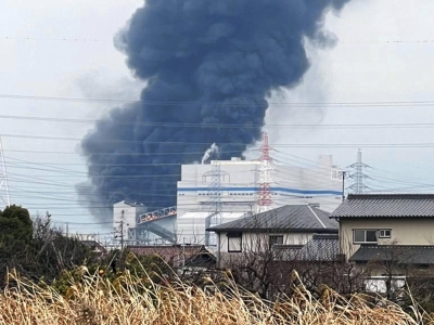 Black smoke rises from Jera's Taketoyo Thermal Power Station in Taketoyo, Aichi Prefecture, on Wednesday.