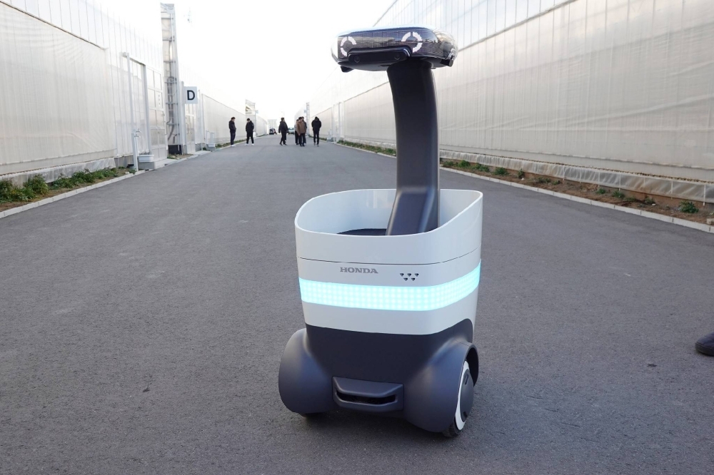 Honda's WaPOCHI robot can follows people by identifying their silhouette and can carry cargoes weighing up to 30 kilograms.