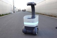 Honda's WaPOCHI robot can follows people by identifying their silhouette and can carry cargoes weighing up to 30 kilograms. | JIJI
