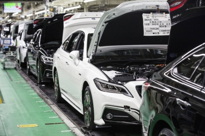 Toyota plans to shorten plant operating hours and review its product development plans, with tight schedules being partly blamed for the scandals involving group companies Daihatsu and Toyota Industries.