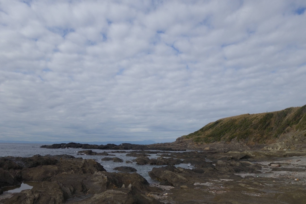 The coast of Jogashima island in Kanagawa Prefecture. The rocks jutting out from the sea are remnants of past ground lift. 