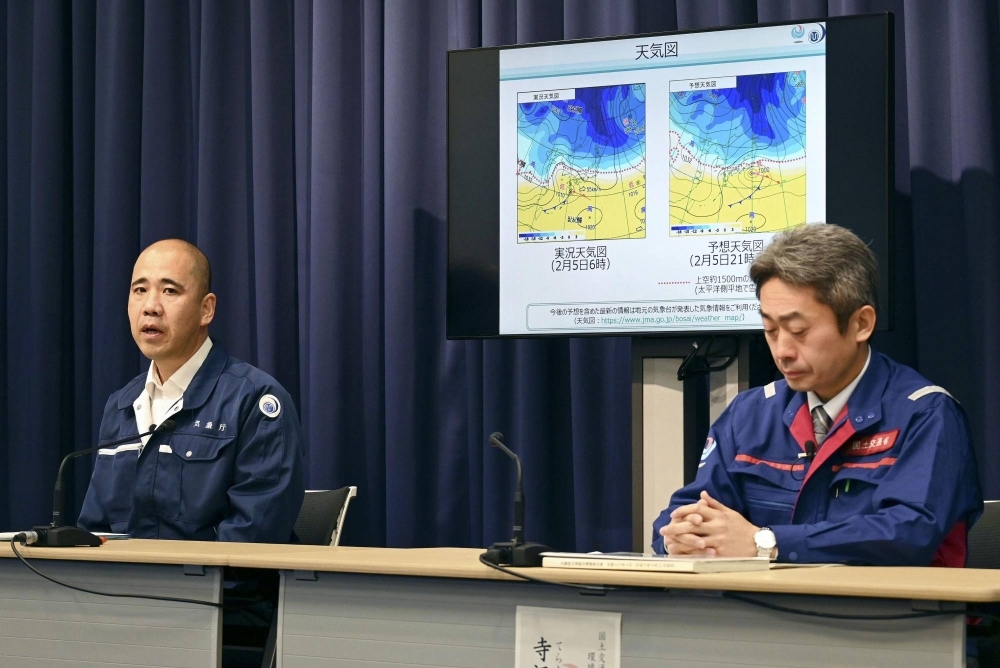 Officials from the weather agency and the transport ministry speak at a news conference in Tokyo on Monday about the forecast for heavy snowfall. 