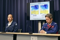 Officials from the weather agency and the transport ministry speak at a news conference in Tokyo on Monday about the forecast for heavy snowfall.  | Kyodo