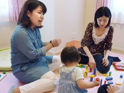 University students experience taking care of a child at the house of a company employee taking child care leave in Osaka.