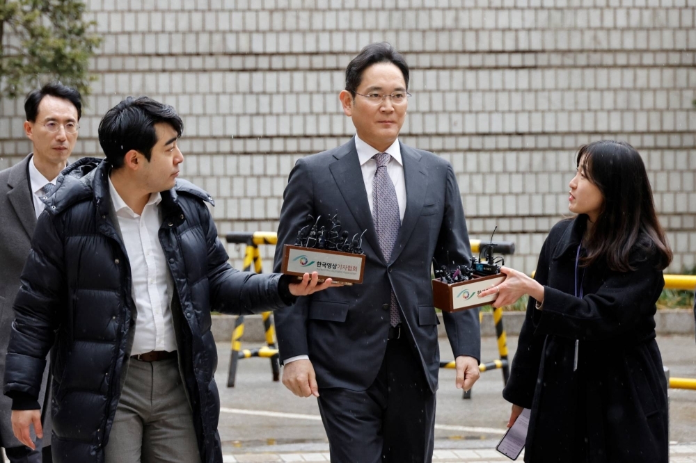 Samsung Electronics Chairman Jay Y. Lee arrives at a court in Seoul on Monday.