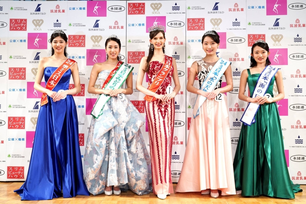 Karolina Shiino (center), winner of Miss Japan 2024, poses with other prize winners at the contest in Tokyo on Jan. 22.