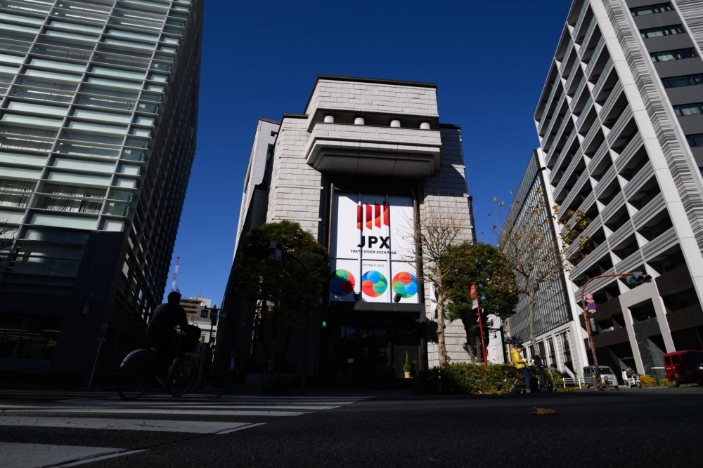 Foreign investors are seeking more English-language disclosure from companies listed on the Tokyo Stock Exchange.