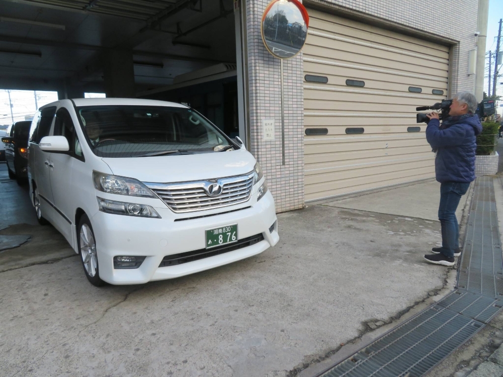 A car carrying the body of a man who claimed to be Satoshi Kirishima is seen in Fujisawa, Kanagawa Prefecture, on Wednesday.