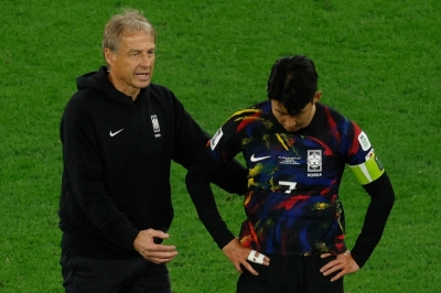 South Korea coach Jurgen Klinsmann speaks to star midfielder Son Heung-min after their loss to Jordan in the semifinals of the Asian Cup on Tuesday. 