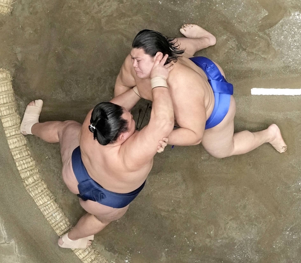 Onosato (top) battles Tamawashi during the New Year Grand Sumo Tournament last month in Tokyo. 