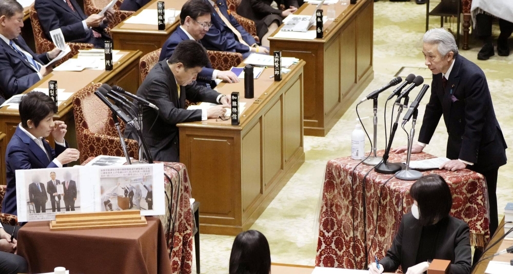 Education minister Masahito Moriyama (right) responds to questions from Constitutional Democratic Party of Japan lawmaker Chinami Nishimura in the Lower House on Wednesday.