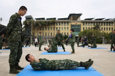 Taiwanese soldiers train at a base in Hsinchu, Taiwan, on Tuesday. The island has decided to extend compulsory military service for young males from four months to one year amid increasing threats from China.