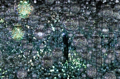 At the new teamLab Borderless museum, the crowd-favorite room of lamps from Borderless 1.0 has evolved into a room of light bubbles, which interact with each other and the bodies passing by.