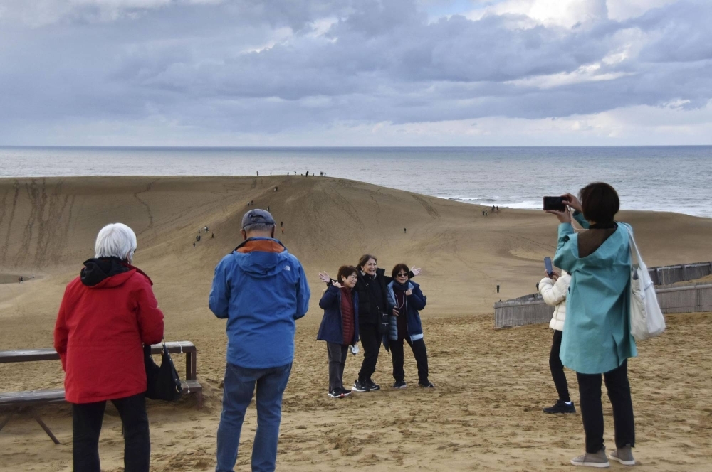 Foreign tourists in the city of Tottori in November
