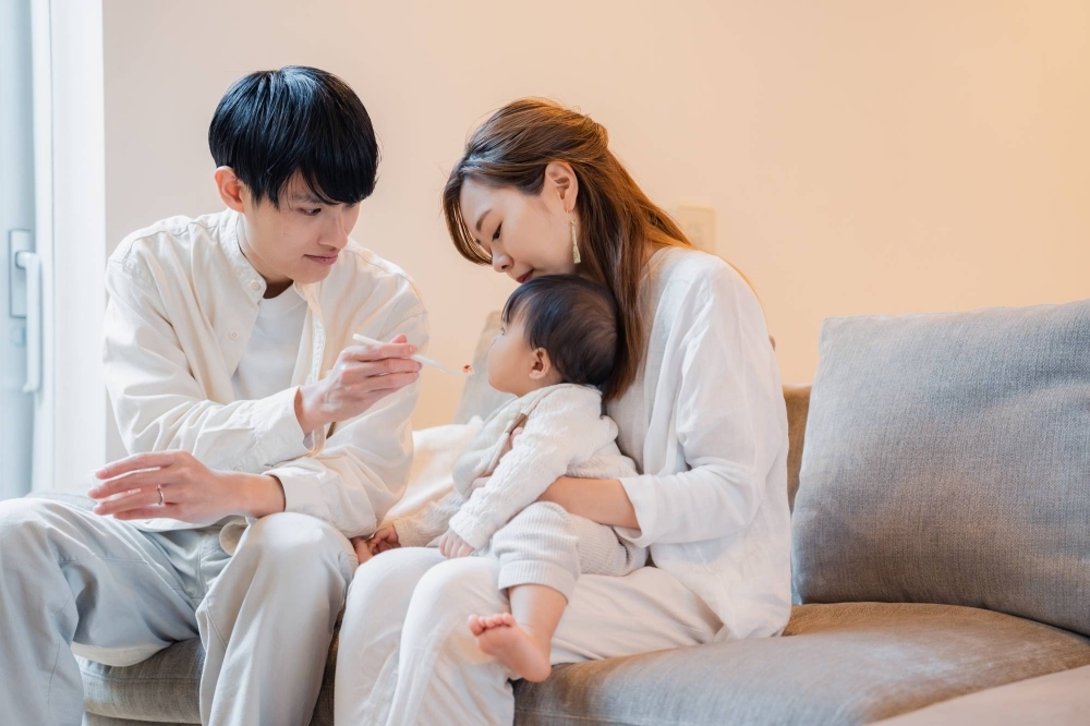 A recent Kyodo News survey on paternity leave at Japanese firms highlights that women continue to play the dominant role in child-rearing, as they take longer leave times. 