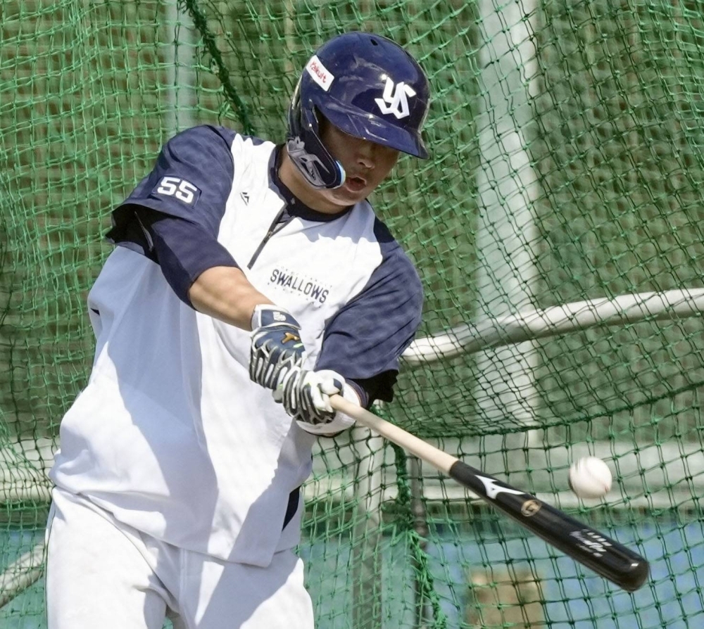 Swallows slugger Munetaka Murakami takes a swing during batting practice earlier this month. 