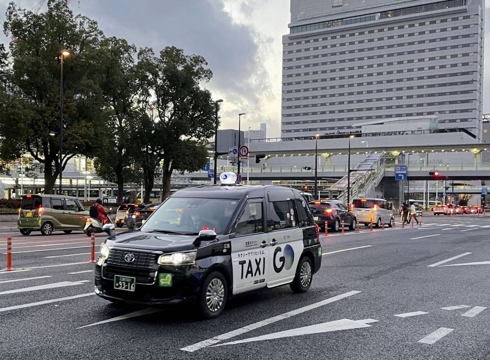 Facing severe shortages of drivers, Japan will offer tests for driver's licenses for taxis and buses in foreign languages to attract more foreign nationals to the sector. 