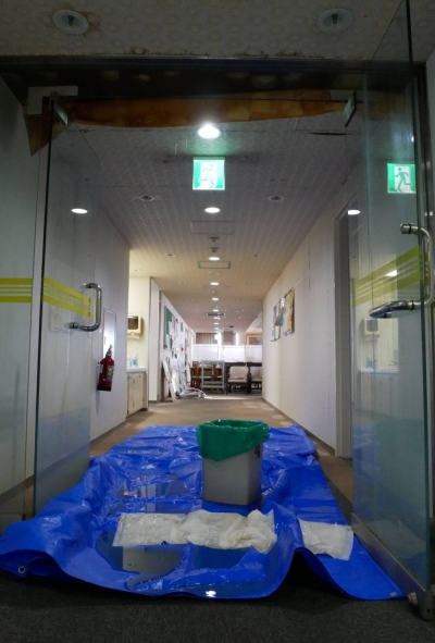 An anti-seismic reinforced building at the Keiju Medical Center in Nanao, Ishikawa Prefecture, suffered broken pipes and water leakage following a New Year's Day earthquake.