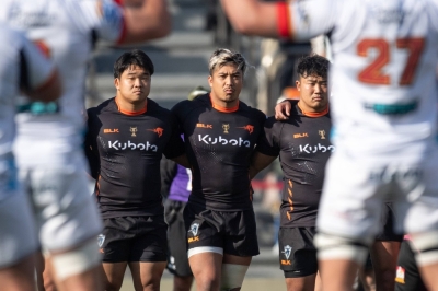 Kubota Spears players watch the Chiefs perform the haka during a Cross Border Rugby game on Saturday at Chichibunomiya Rugby Stadium in Tokyo.
