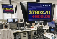 The Nikkei stock average hit a fresh 34-year high on Tuesday. | Kyodo