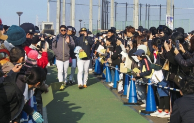 Outfielder Yutaro Sugimoto (center, right) and other members of the Buffaloes move through a huge crowd of fans in Miyazaki on Sunday. 