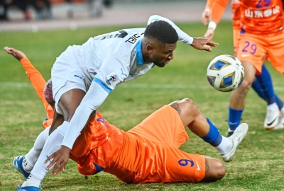 Kawasaki's Jesiel (top) competes for the ball with Shandong's Cryzan during the first leg of their AFC Champions League matchup on Tuesday in Jinan, China. 