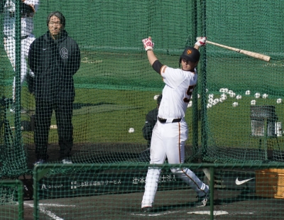 Former Giants star Hideki Matsui watches Yuto Akihiro take batting practice at the team's spring camp in Miyazaki on Saturday.