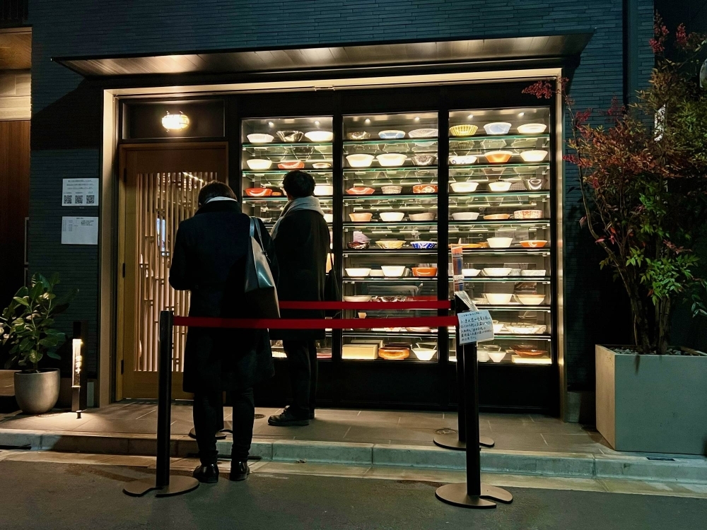 Motenashi Kuroki's smart new premises boast an eye-catching window display, aptly enough featuring a colorful display of ramen bowls.