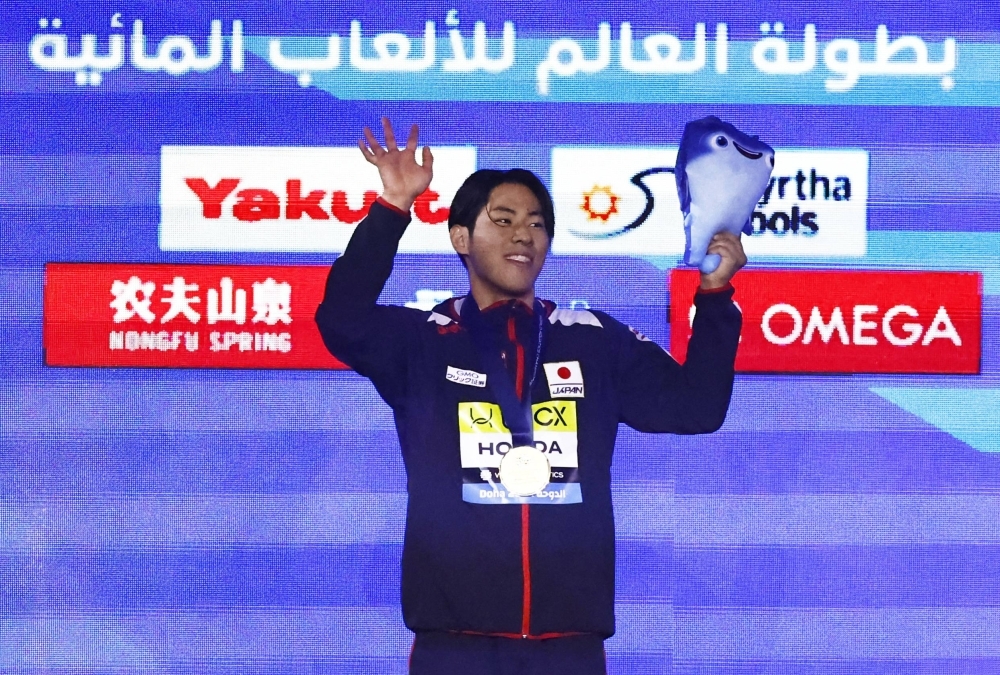 Tomoru Honda celebrates after winning the men's 200-meter butterfly final at the World Aquatics Championships in Doha on Wednesday.