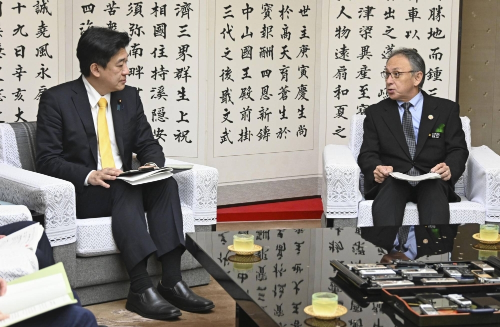Defense Minister Minoru Kihara (left) and Okinawa Gov. Denny Tamaki hold talks at the Okinawa Prefectural Government office in Naha on Saturday.