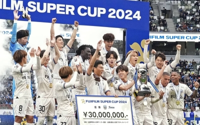 Kawasaki Frontale players celebrate after winning the Super Cup at National Stadium in Tokyo on Saturday. 