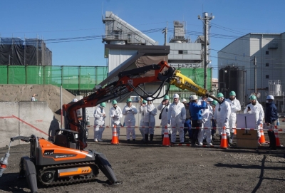 A delegation of Ukrainian officials look at machinery used for debris processing in Kashiwa, Chiba Prefecture, in January.