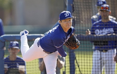 Dodgers pitcher Yoshinobu Yamamoto throws live batting practice during spring training in Glendale, Arizona, on Saturday.