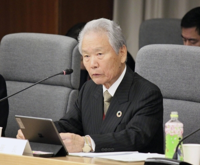 Sadayuki Sakakibara, head of a Defense Ministry expert panel, speaks during its meeting at the ministry on Monday.