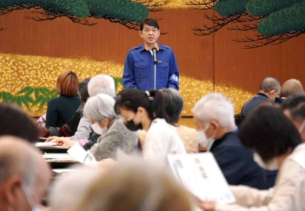 An Ishikawa prefectural official gives information on new places to stay for earthquake evacuees lodging at hotels and inns during a meeting in Kaga, Ishikawa Prefecture, on Feb. 7.