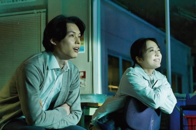 A man who struggles with a panic disorder (Hokuto Matsumura, left) and his colleague (Mone Kamishiraishi) who suffers from severe premenstrual syndrome learn to support each other in “All the Long Nights.”