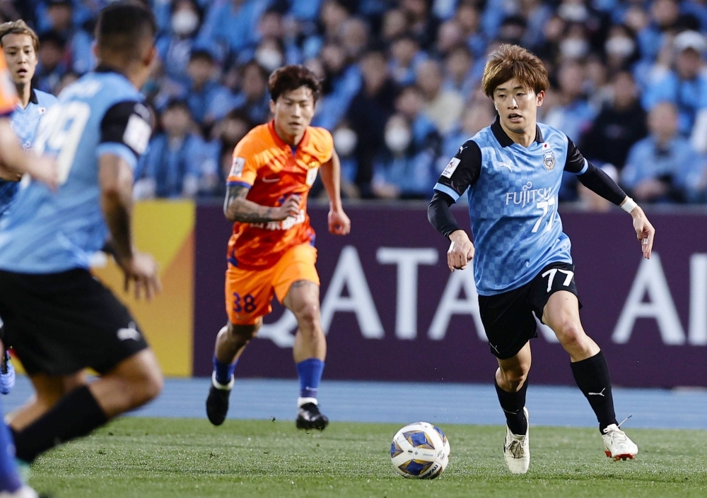 Kawasaki midfielder Yuki Yamamoto goes on the attack during the first half of the team's loss to Shandong at Todoroki Stadium in Kawasaki on Tuesday in the Asian Champions League. 