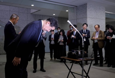 The LDP's Takuo Komori stepped down from his post as parliamentary vice minister for internal affairs after it was revealed he had underreported political funds.