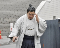Hokuseiho leaves the Ryogoku Kokugikan in Tokyo after a meeting with the Japan Sumo Association on Wednesday. | Kyodo 